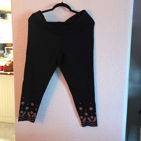🖤🌸 Torrid Crop Premium Legging – Scallop Embroidery | Black | Size 2 (18/20) - Picture 4 of 9